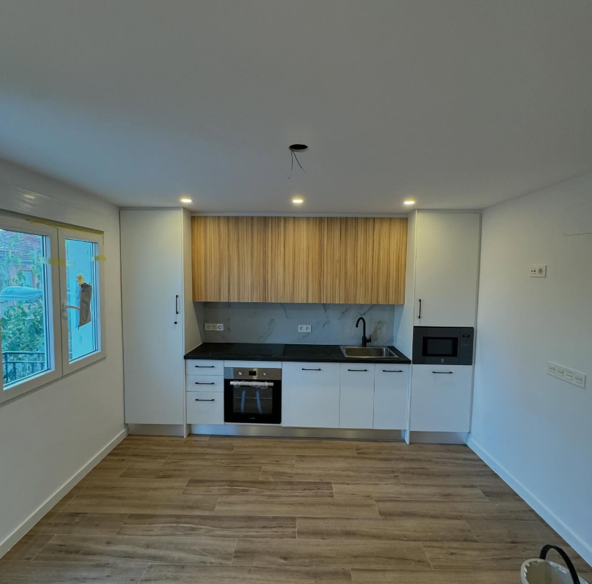Diseño de cocina en madera y blanco