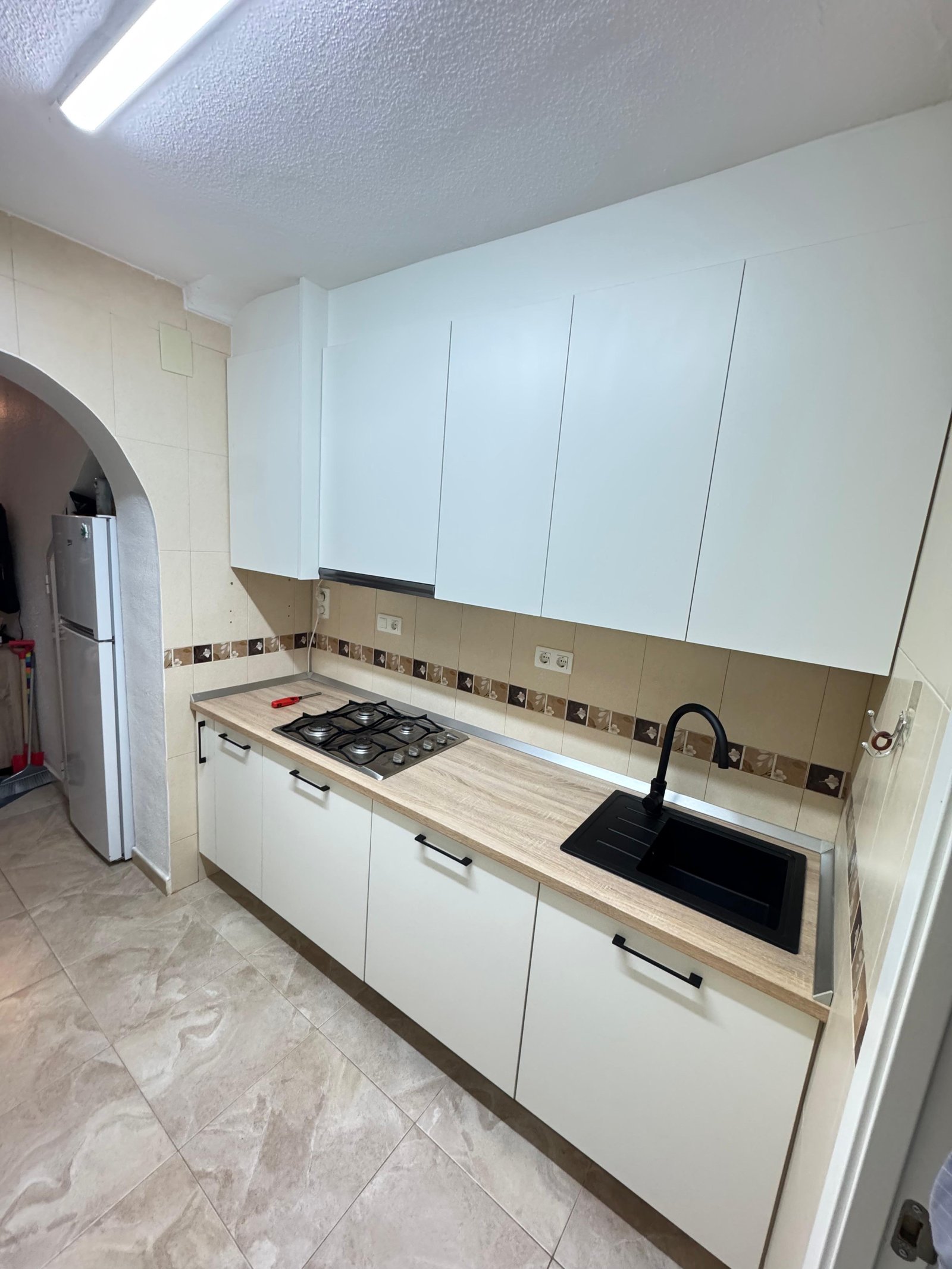 Cocina Blanca Mate con Encimera de Madera