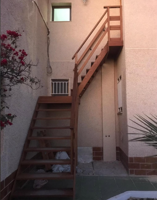 Escalera Exterior en Madera Maciza