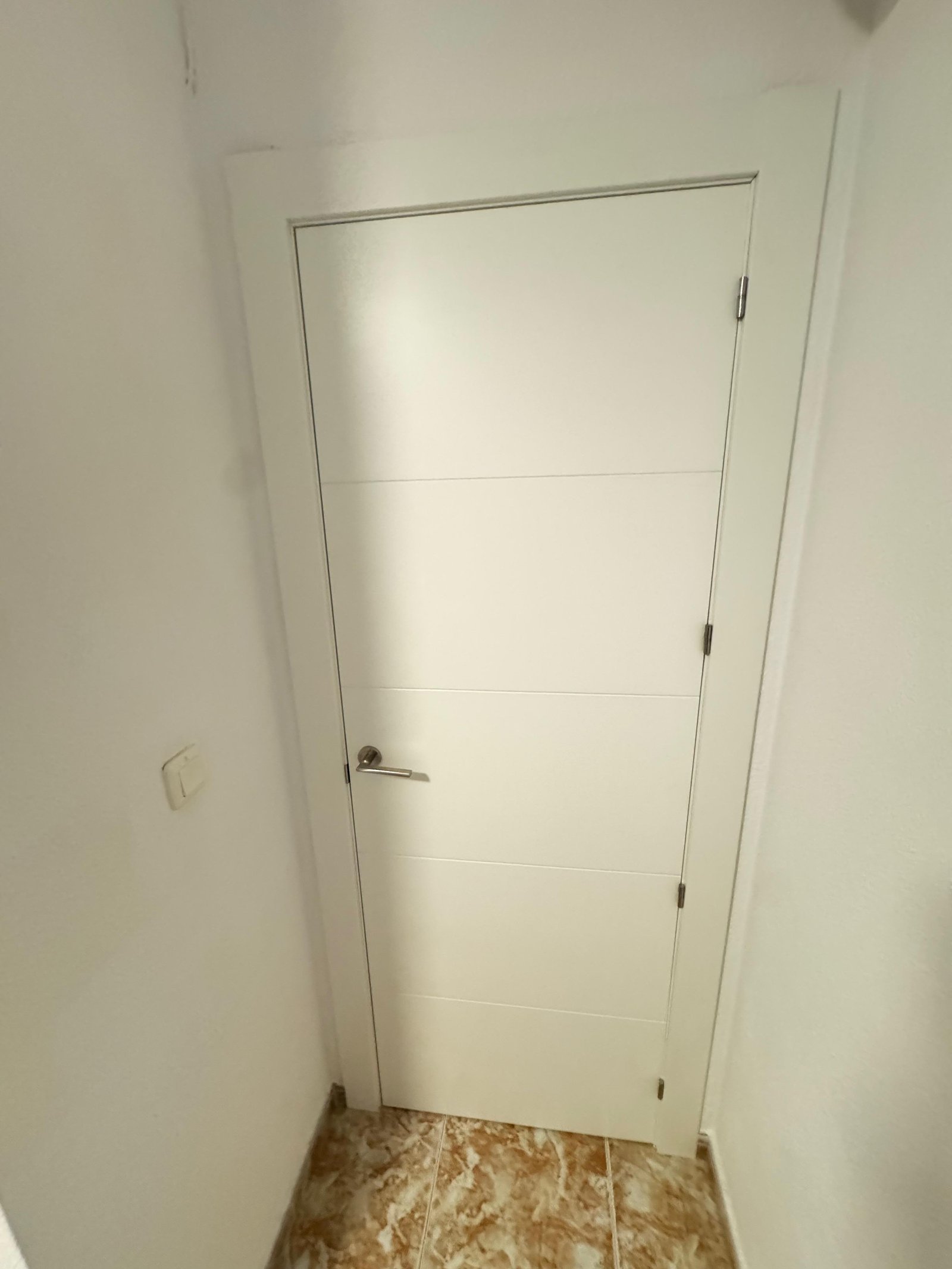 Puerta de paso lacada blanca con 4 ranuras decorativas